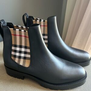 Burberry Black and Tan Leather Boots